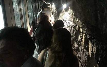 Metro B di Roma, passeggeri a piedi in galleria: video e foto