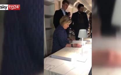 Hillary Clinton visita la mostra sulle sue email alla Biennale. VIDEO