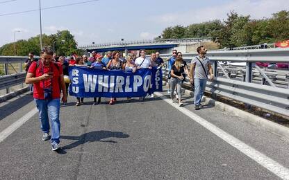 Napoli, Whirlpool: lavoratori in fabbrica dopo blocco autostrada A3