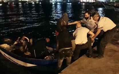 Lampedusa, ancora sbarchi migranti. Hotspot pieno, proteste nell’isola