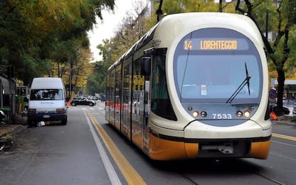 Milano, incendiano gel igienizzante sul tram: autista spegne le fiamme