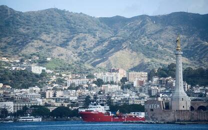La Ocean Viking è arrivata a Messina, sbarcati i 182 migranti. VIDEO