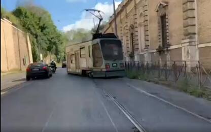 Tram deraglia a Roma, nessun ferito. VIDEO