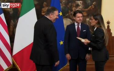 Conte-Pompeo, parmigiano al segretario Usa: il blitz delle Iene. VIDEO