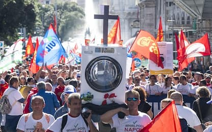 Whirlpool, migliaia al corteo a Roma. "Funerale" alla lavatrice: video