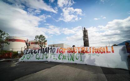 Fridays for Future, blitz attivisti in deposito di carburante a Napoli
