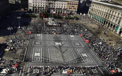 Milano, in piazza Duomo 10mila piatti vuoti contro la fame nel mondo