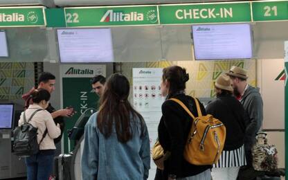 Sciopero Alitalia, cancellati oltre 200 voli