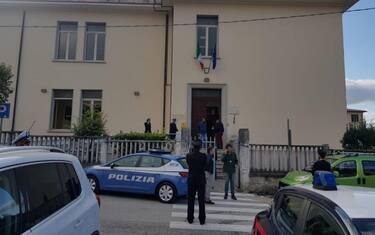 Foligno, uscito dalla scuola l'uomo che si era barricato all'interno