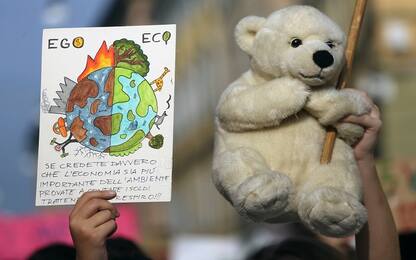 Emergenza clima, studenti piantano alberi contro la crisi a Fiumicino