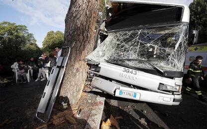 Incidente a Roma, bus contro albero sulla via Cassia: 40 feriti. VIDEO
