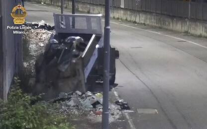 Smaltimento illecito di rifiuti: autocarro sequestrato a Milano