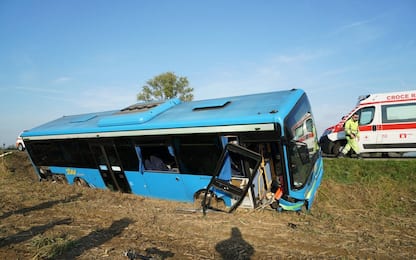 Bus di linea finisce fuori strada a Besate: 7 feriti. FOTO
