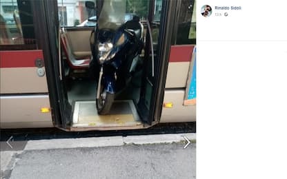 Roma, autista fa scendere tutti da bus per caricare il proprio scooter