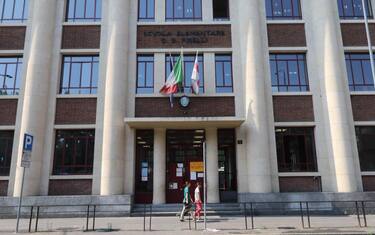 Bimbo caduto da scale scuola a Milano, una sedia vicino alla ringhiera