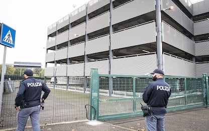 Clochard trovato morto a Linate: fratture compatibili con caduta
