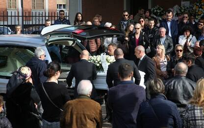 Bimbo precipitato a scuola a Milano, silenzio e commozione ai funerali