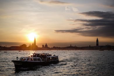 Venezia, turista americana cade in acqua e muore