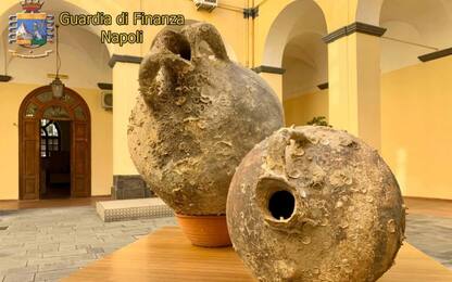 Torre del Greco, sequestrate 2 anfore antiche a imprenditore indagato