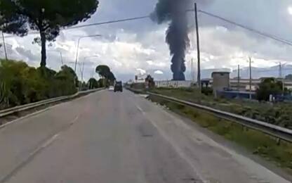 Frosinone, a fuoco un capannone industriale: nube di fumo nero. VIDEO