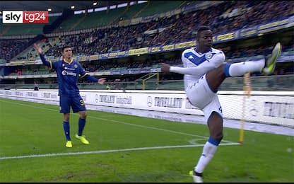 Cori contro Balotelli, interrotta per 4 minuti Verona-Brescia. VIDEO