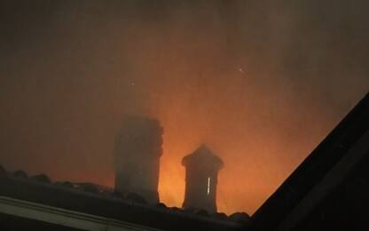 Milano, incendio in un palazzo in via Morimondo. VIDEO