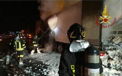 Tir va a fuoco ed esplode in area servizio sulla A1: feriti 2 pompieri