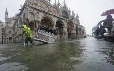 Maltempo: acqua alta a Venezia, fiumi d'acqua a Matera. FOTO
