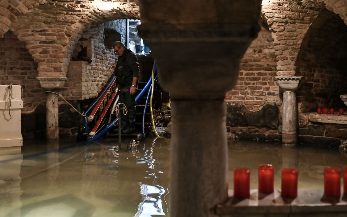 Acqua Alta A Venezia Ispettori Alla Basilica Di San Marco Per Verifiche Foto
