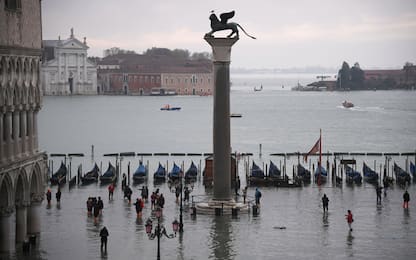 Acqua alta a Venezia, le immagini dall'alto. VIDEO