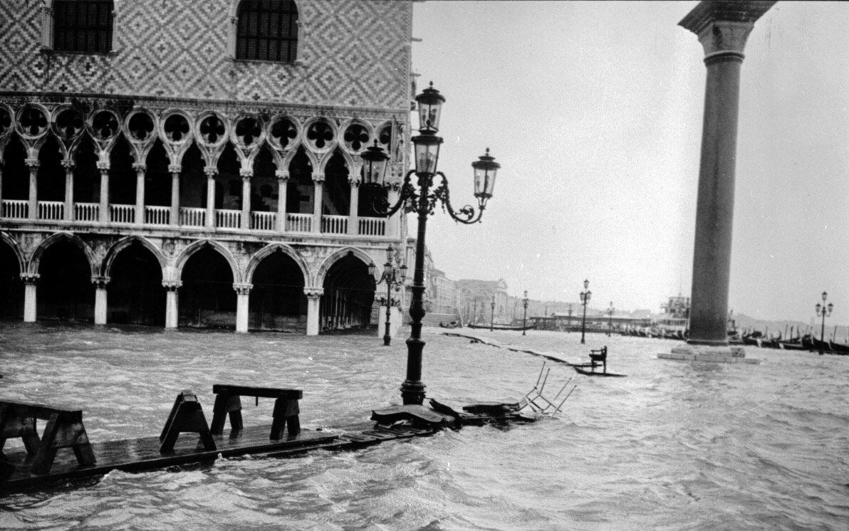 Acqua Alta A Venezia Le Immagini Storiche Delle Annate Record Dal 1966 A Oggi Foto Sky Tg24