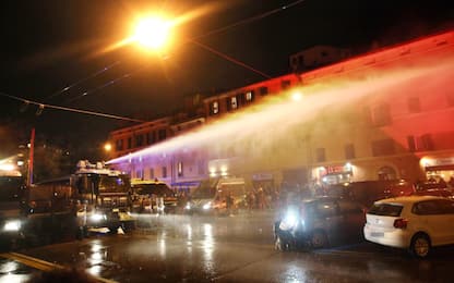 Bologna, polizia usa idranti per allontanare corteo anti Lega VIDEO