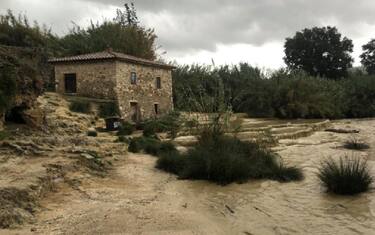 L’ondata di acqua e fango invade le terme di Saturnia: VIDEO