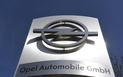 Fiumicino, protesta dei lavoratori Opel a rischio licenziamento