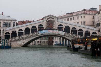 Venezia, striscione su ponte Rialto: basta passerelle elettorali