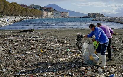 Napoli, dopo mareggiata quintali di plastica in spiaggia