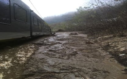 Maltempo, frana in Val Pusteria: deraglia un treno. Nessun ferito