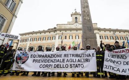 Roma, vigili del fuoco davanti a Montecitorio: “Chiediamo parità”