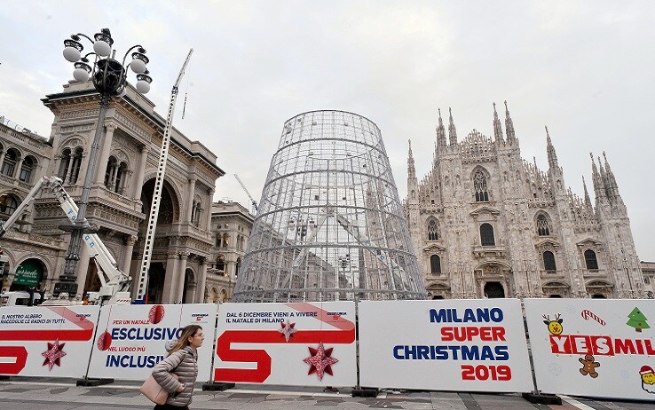 Albero Di Natale Milano 2019.Milano L Albero Di Natale 2019 In Duomo Sara Di Metallo Sky Tg24
