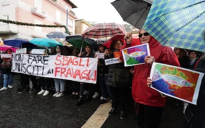 Le Sardine a Sorrento per l’arrivo di Matteo Salvini. VIDEO e FOTO