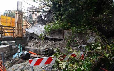 Maltempo, frana a Genova Nervi. In centro crolla muraglione di cemento