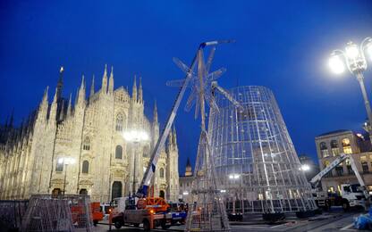 Milano, in piazza Duomo arriva l’albero di Natale. FOTO