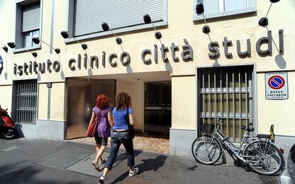 Milano, incendio in un appartamento in via Amadeo: un ferito grave
