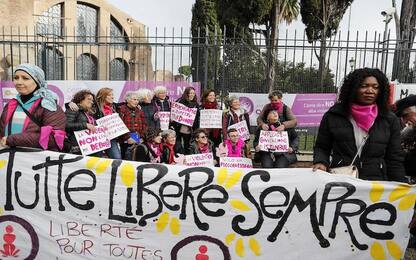"Non una di meno": a Roma il corteo contro la violenza sulle donne