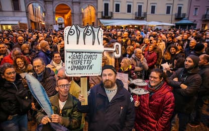 Sardine, in migliaia in piazza a Rimini: cori e slogan contro Salvini