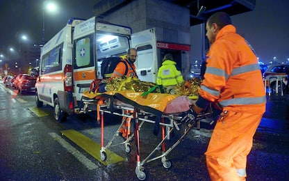 Milano, brusca frenata sulla metro rossa: i soccorsi. FOTO