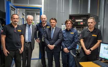 Milano, premier Conte visita l’area Ricerca e Sviluppo della Pirelli