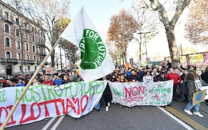 Fridays for Future, a Torino studenti in piazza per il clima