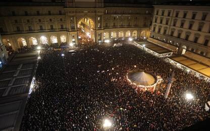 Le Sardine riempiono Firenze, in piazza si canta "Bella Ciao". VIDEO
