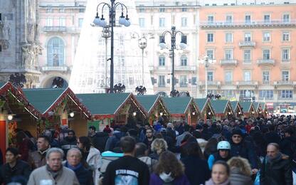 Milano, inaugurato il mercatino di Natale intorno al Duomo
